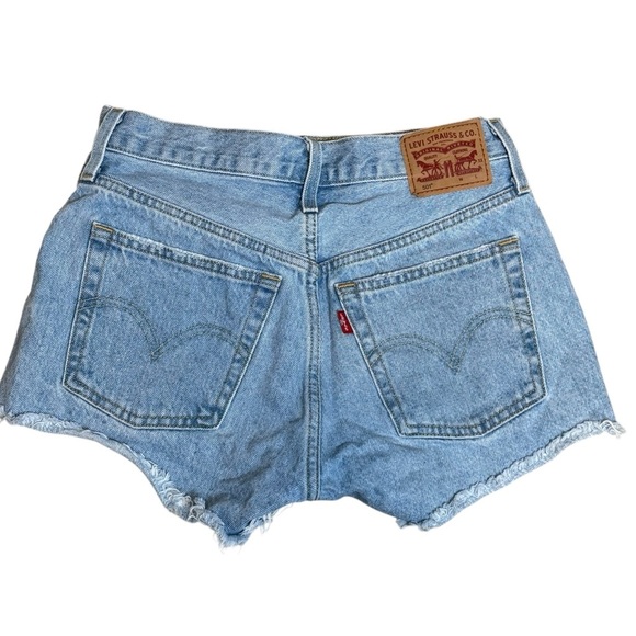 Levi’s Women’s 501 Denim Cutoff Shorts Size 26 100% Cotton Button Fly Light Wash - Picture 1 of 8